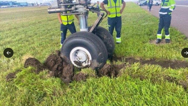 Máy bay kẹt trong bùn, hơn 300 hành khách chờ suốt 20 giờ- Ảnh 4.