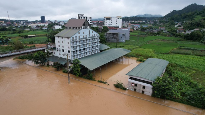 TP.Cao Bằng bị nước lũ bao vây- Ảnh 6.