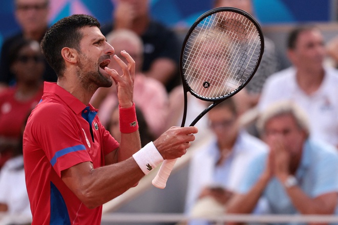 Quát mắng trọng tài, Djokovic bị chỉ trích trước thời khắc lịch sử tại Olympic- Ảnh 2.