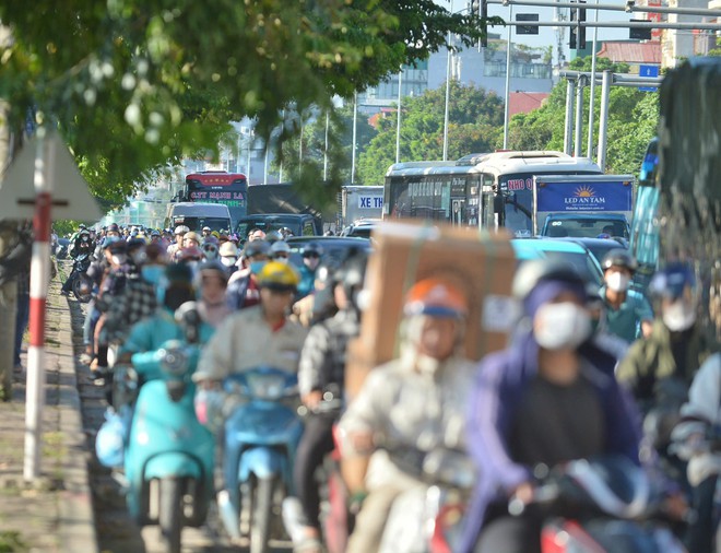 Lưu lượng xe tăng vọt, cửa ngõ phía nam Hà Nội kẹt cứng- Ảnh 4.