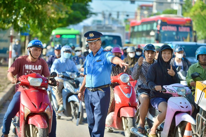 Lưu lượng xe tăng vọt, cửa ngõ phía nam Hà Nội kẹt cứng- Ảnh 5.