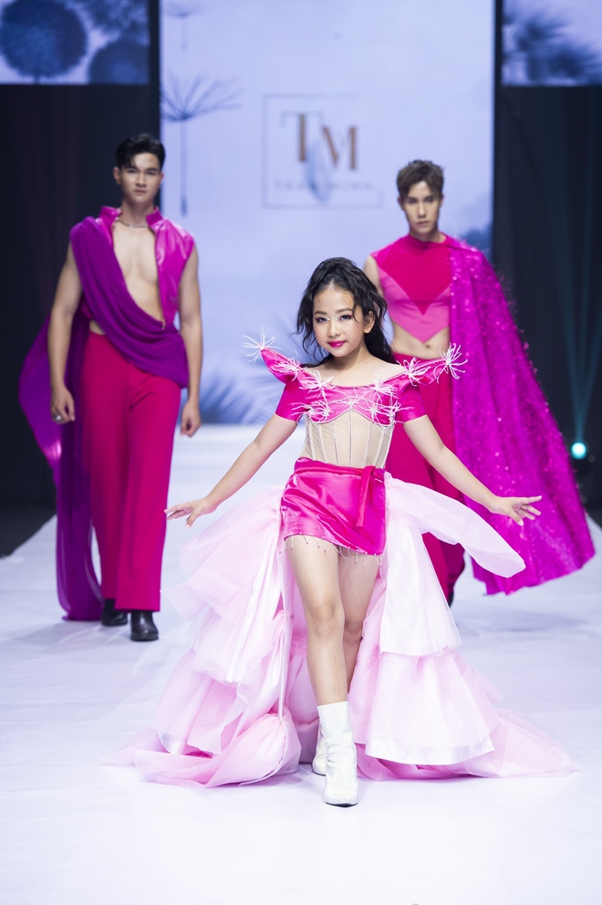 Dàn mẫu nhí thế hệ mới đa tài, vừa catwalk vừa trình diễn nhạc cụ- Ảnh 10.