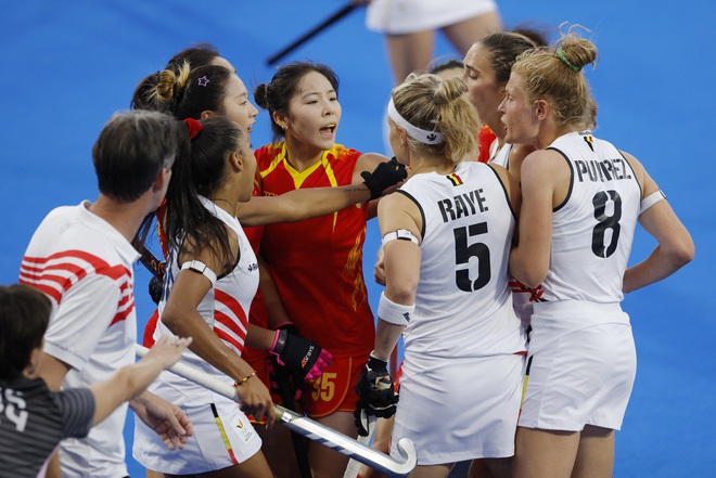 Đội khúc côn cầu nữ Trung Quốc ẩu đả đội Bỉ: Hình ảnh xấu xí nhất Olympic - Ảnh 3.