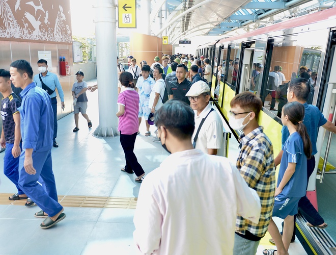 Trải nghiệm tuyến metro Nhổn - ga Hà Nội, người dân phấn khởi 'tàu đi nhanh quá'- Ảnh 10.