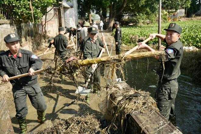 Cảnh sát cơ động dọn vệ sinh, khử khuẩn giúp dân vùng rốn lũ Hà Nội- Ảnh 6.