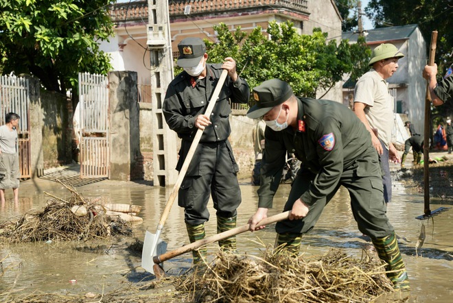 Cảnh sát cơ động dọn vệ sinh, khử khuẩn giúp dân vùng rốn lũ Hà Nội- Ảnh 7.