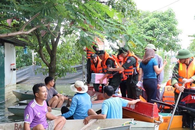 Cảnh sát cơ động cùng dân Hà Nội tất tả dọn dẹp sau những ngày chạy lũ- Ảnh 1.