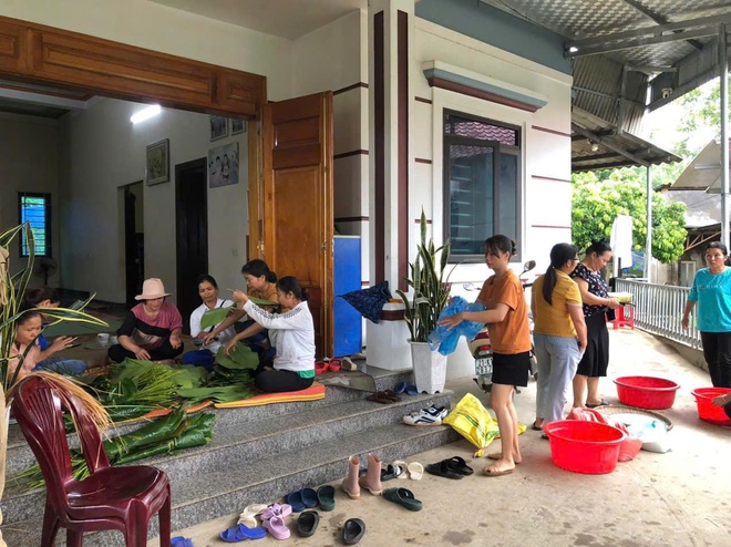 Thôn nhỏ ở Yên Bái xúm lại gói bánh tét tặng bà con vùng lũ, sạt lở- Ảnh 3.