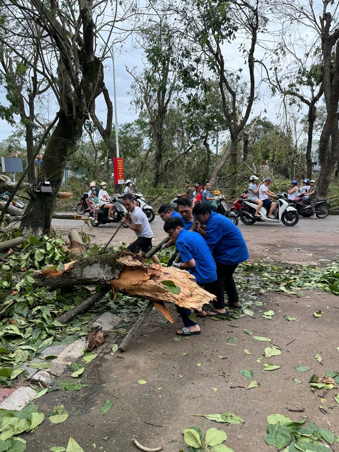 Hàng trăm đội hình thanh niên xông pha giúp dân khắc phục thiệt hại sau bão- Ảnh 10.