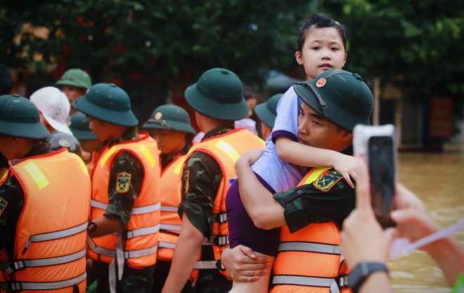 'Mình phục vụ dân nhưng không biết con mình đang thế nào'- Ảnh 9.