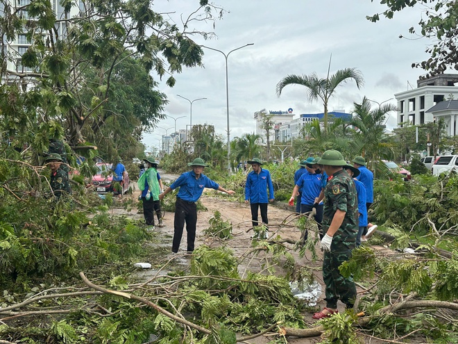 Hàng trăm đội hình thanh niên xông pha giúp dân khắc phục thiệt hại sau bão- Ảnh 7.