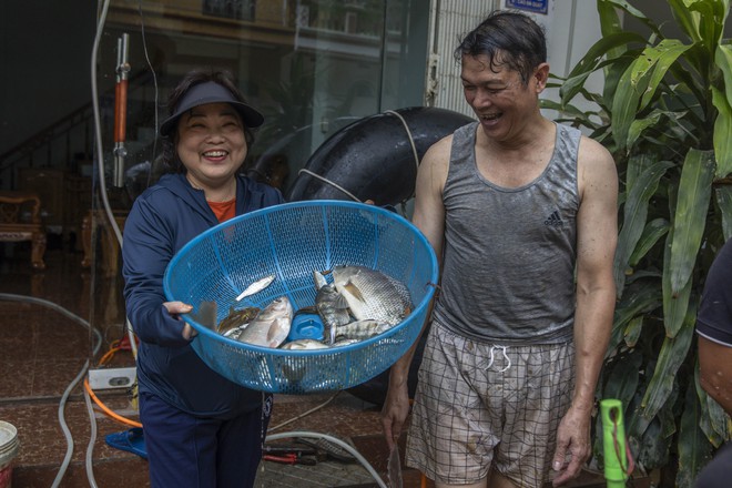 Người dân Lào Cai hãi hùng vật lộn với cơn lũ lịch sử- Ảnh 9.