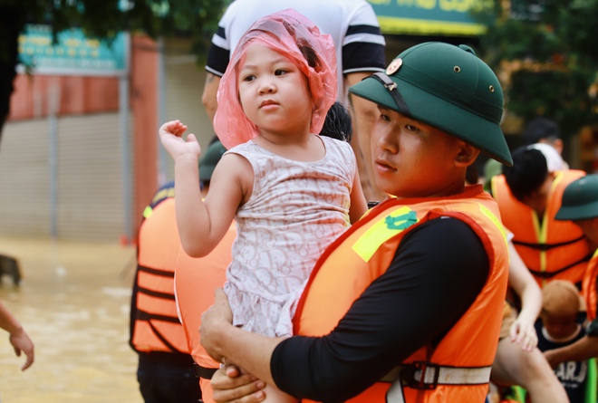 'Mình phục vụ dân nhưng không biết con mình đang thế nào'- Ảnh 8.