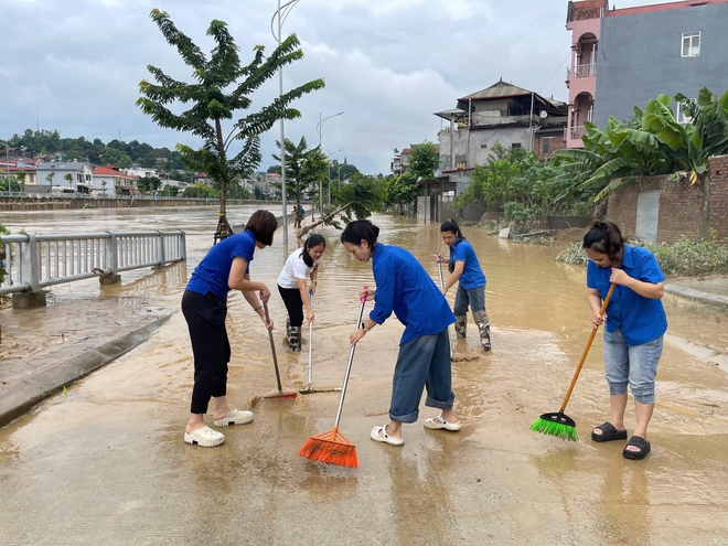 Hàng trăm đội hình thanh niên xông pha giúp dân khắc phục thiệt hại sau bão- Ảnh 8.