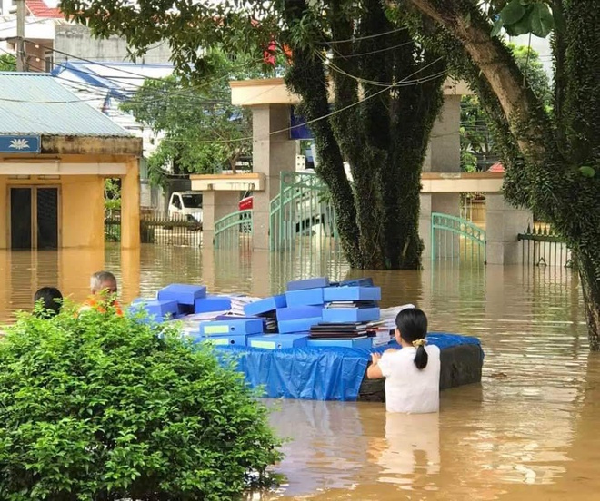 Trường học trong bão lũ: An toàn cho học sinh là quan trọng nhất- Ảnh 2.