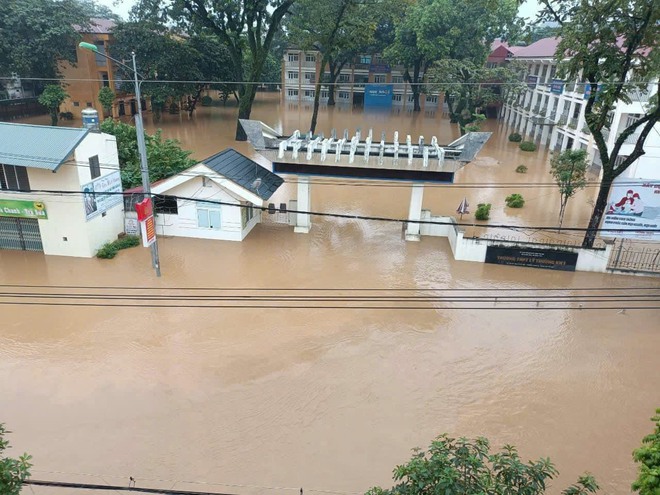 Trường học trong bão lũ: An toàn cho học sinh là quan trọng nhất- Ảnh 1.