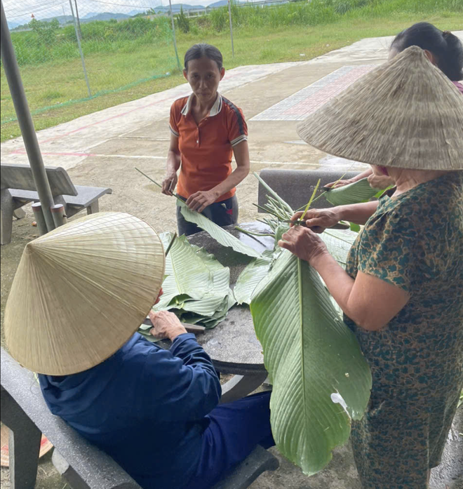 'Bão tim' hình ảnh người Nghệ An nấu bánh chưng tặng bà con vùng lũ phía bắc- Ảnh 5.