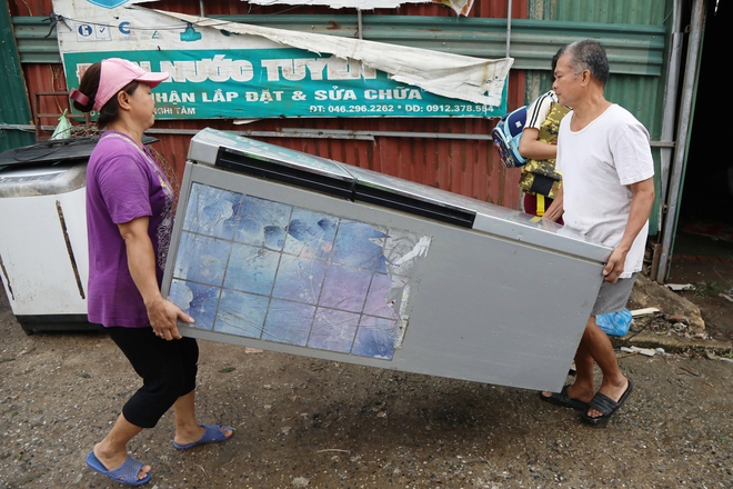 Hà Nội: Người dân ven sông Hồng bơi trong nước lũ sơ tán đồ đạc- Ảnh 8.