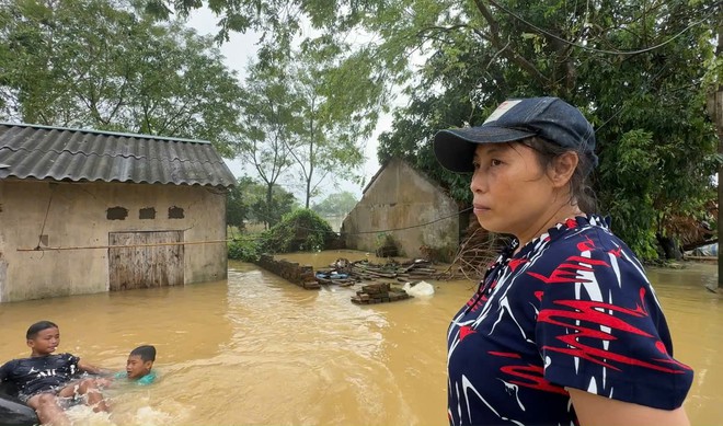 Người Hà Nội tại 'rốn lũ' Chương Mỹ bơi xuồng vào nhà, dựng lán cứu gia cầm- Ảnh 7.