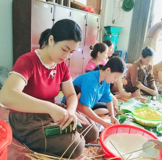 Thôn nhỏ ở Yên Bái xúm lại gói bánh tét tặng bà con vùng lũ, sạt lở- Ảnh 4.