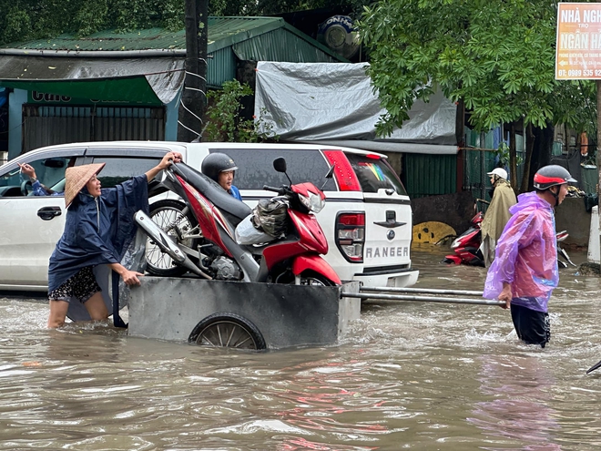 Hà Nội ngập nặng, người dân đi làm phải bất lực quay về- Ảnh 6.