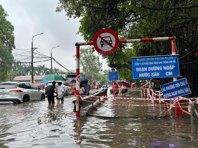 Hà Nội ngập nặng, người dân đi làm phải bất lực quay về- Ảnh 3.