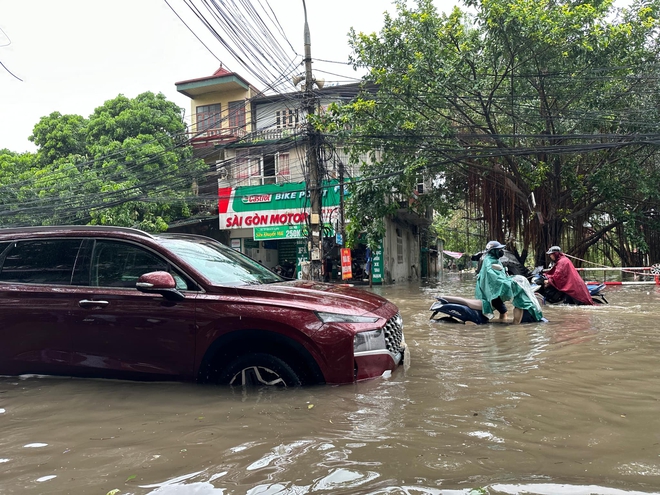 Hà Nội ngập nặng, người dân đi làm phải bất lực quay về- Ảnh 2.