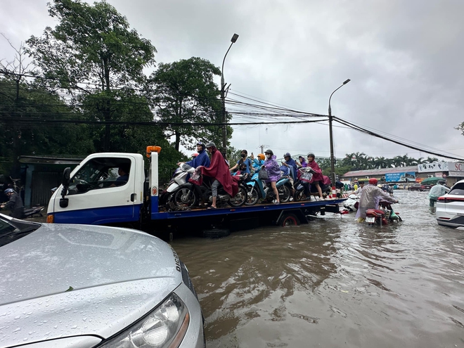 Hà Nội ngập nặng, người dân đi làm phải bất lực quay về- Ảnh 5.