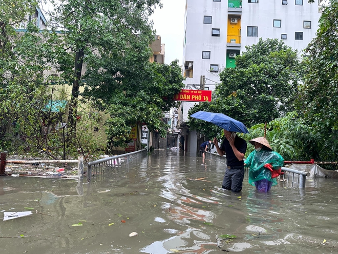 Hà Nội ngập nặng, người dân đi làm phải bất lực quay về- Ảnh 4.