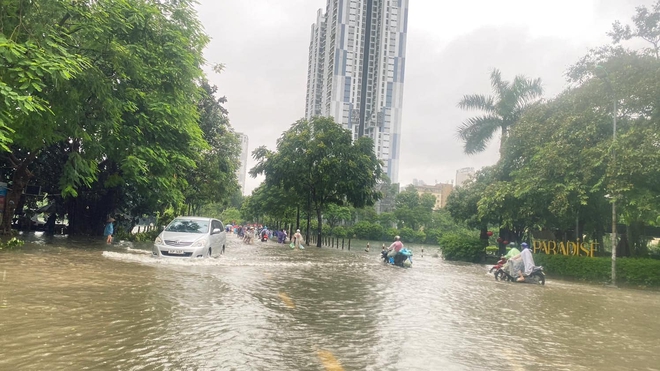 Hà Nội ngập nặng, người dân đi làm phải bất lực quay về- Ảnh 11.