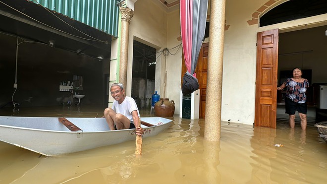 Người Hà Nội tại 'rốn lũ' Chương Mỹ bơi xuồng vào nhà, dựng lán cứu gia cầm- Ảnh 5.