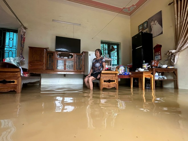 Người Hà Nội tại 'rốn lũ' Chương Mỹ bơi xuồng vào nhà, dựng lán cứu gia cầm- Ảnh 5.