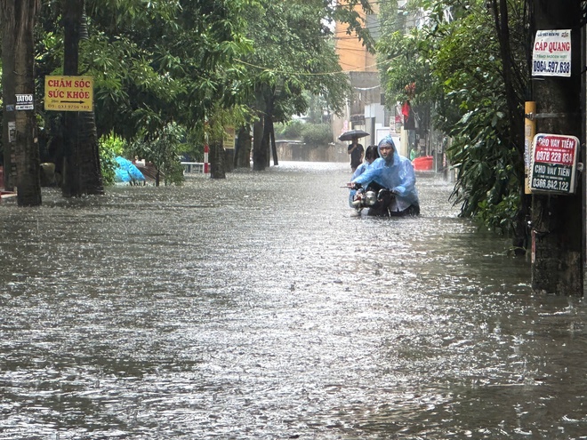 Vật lộn với nước lũ sông Nhuệ - Ảnh 4.