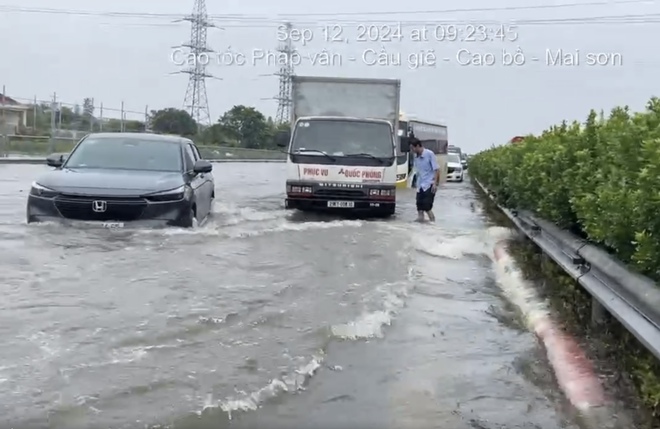 Cao tốc Pháp Vân - Cầu Giẽ ngập gần 1 m, xe chết máy la liệt- Ảnh 2.