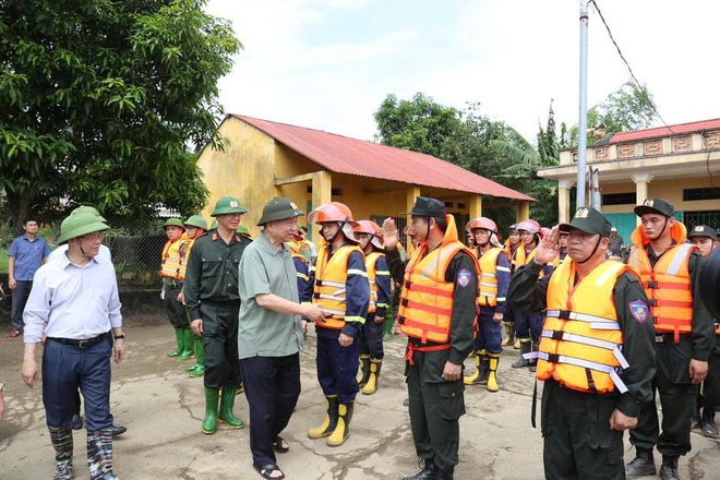 Tổng Bí thư, Chủ tịch nước kiểm tra công tác khắc phục hậu quả bão số 3 ở Tuyên Quang- Ảnh 6.