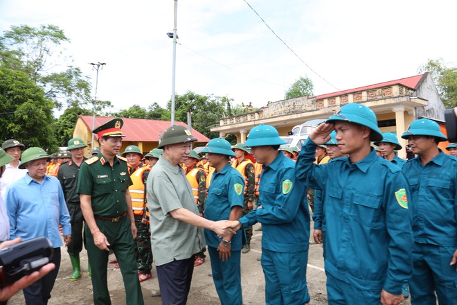 Tổng Bí thư, Chủ tịch nước kiểm tra công tác khắc phục hậu quả bão số 3 ở Tuyên Quang- Ảnh 5.