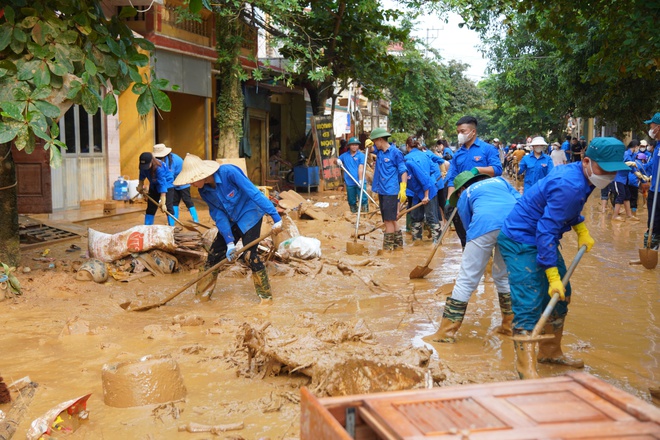 Người dân Yên Bái vật lộn với bùn dày sau lũ lịch sử: 'Mong mọi người lạc quan'- Ảnh 5.