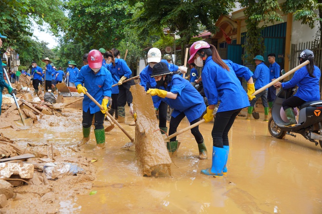 Người dân Yên Bái vật lộn với bùn dày sau lũ lịch sử: 'Mong mọi người lạc quan'- Ảnh 6.