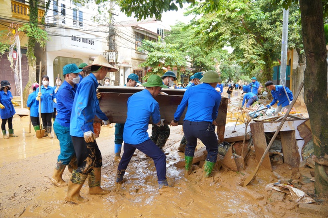 Người dân Yên Bái vật lộn với bùn dày sau lũ lịch sử: 'Mong mọi người lạc quan'- Ảnh 4.