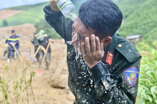 Hiện trường vụ sạt lở đất Nậm Tông làm 18 người chết và mất tích- Ảnh 17.