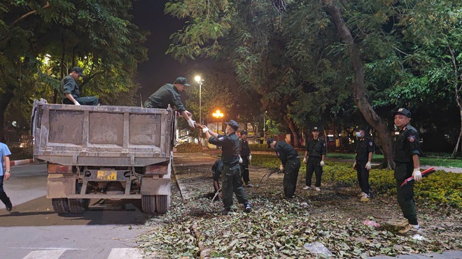 500 cảnh sát xuyên đêm dọn rác cho Hà Nội- Ảnh 7.