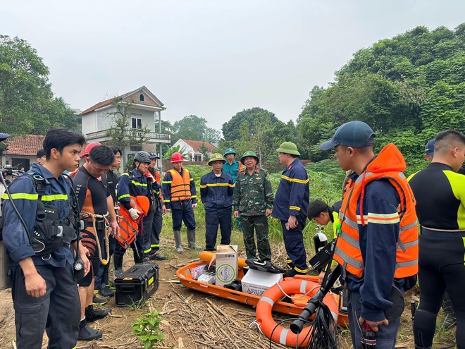 Vụ sập cầu Phong Châu: Không phát hiện nạn nhân trong xe đầu kéo chìm dưới sông- Ảnh 2.