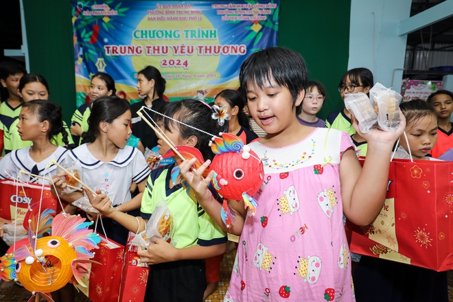 Báo Thanh Niên mang Trung thu yêu thương đến lớp học tình thương ở Thủ Đức- Ảnh 16.