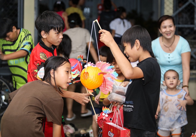 Báo Thanh Niên mang Trung thu yêu thương đến lớp học tình thương ở Thủ Đức- Ảnh 15.