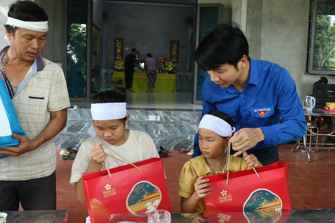 Bí thư thường trực T.Ư Đoàn Nguyễn Ngọc Lương tặng quà người dân vùng lũ Hòa Bình- Ảnh 7.