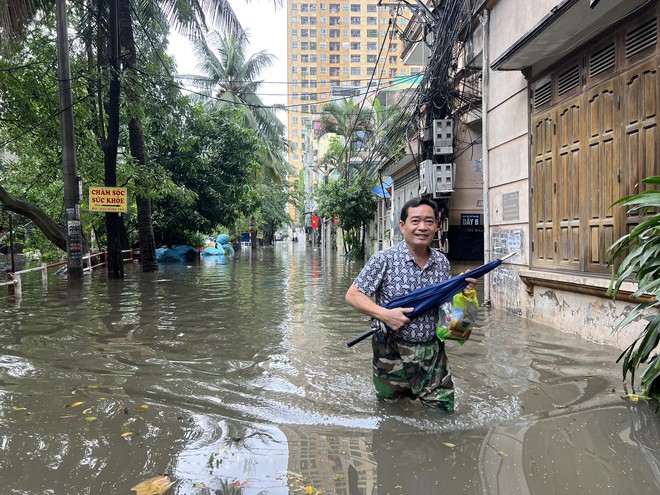 Mưa lớn ngập đường, người Hà Nội lại bì bõm đi làm- Ảnh 5.