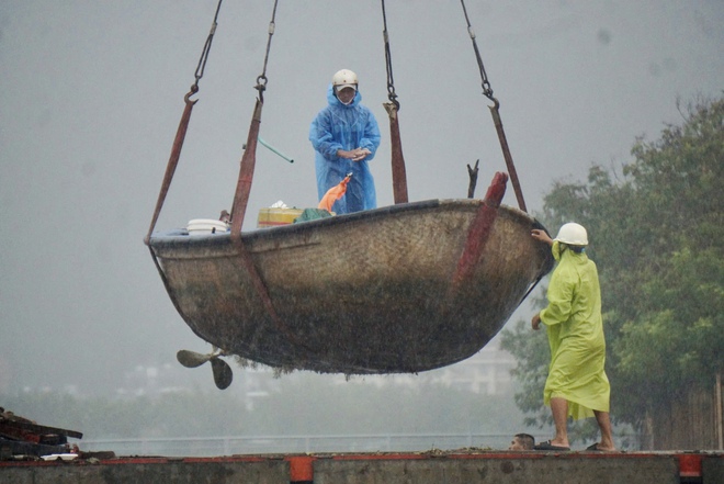 Đà Nẵng: Ngư dân tất tả thuê xe cẩu tàu thuyền lên bờ tránh bão số 4- Ảnh 8.