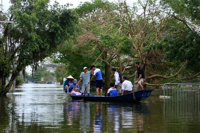 Học sinh vùng rốn lũ Hà Nội đến trường bằng thuyền- Ảnh 6.