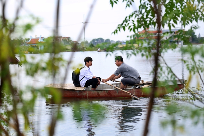 Người Hà Nội chèo thuyền đưa con cháu đi học ngày lũ sông Bùi dâng cao- Ảnh 1.