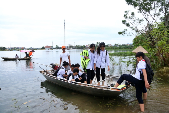 Người Hà Nội chèo thuyền đưa con cháu đi học ngày lũ sông Bùi dâng cao- Ảnh 6.